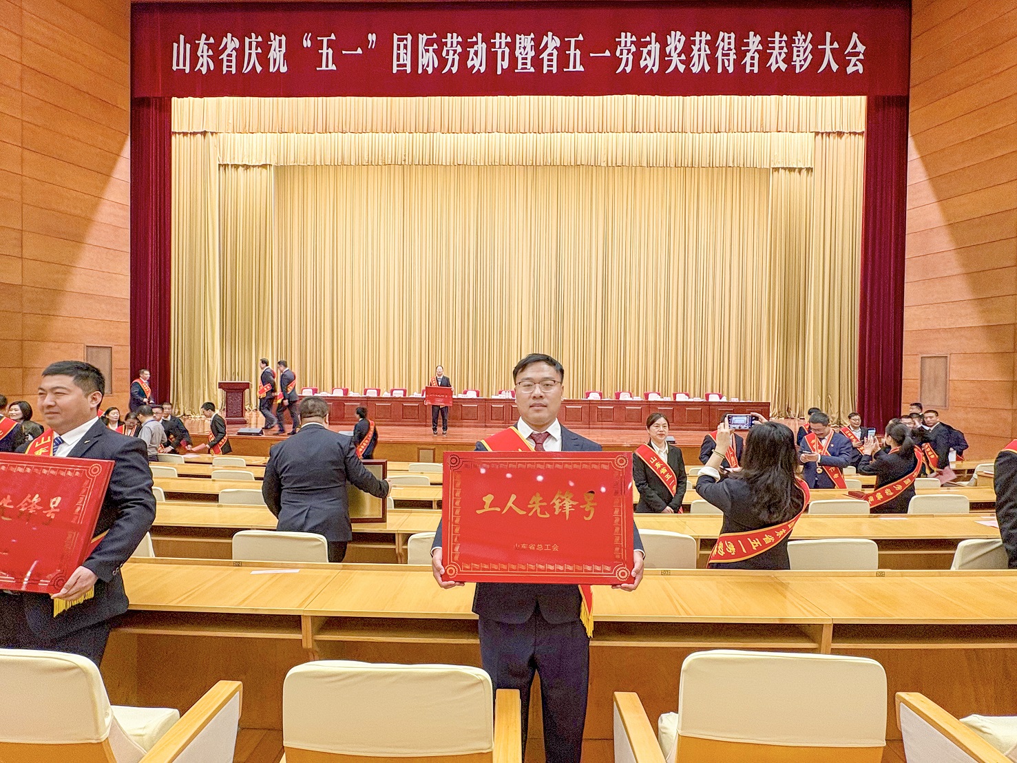 王威工領(lǐng)獎(jiǎng)圖.jpg